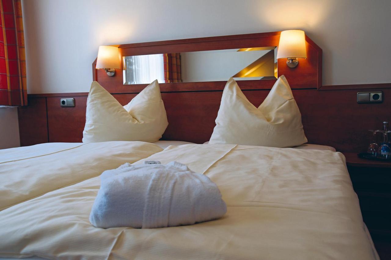 Avalon Hotelpark Koenigshof 코니그스루터암엘름 외부 사진